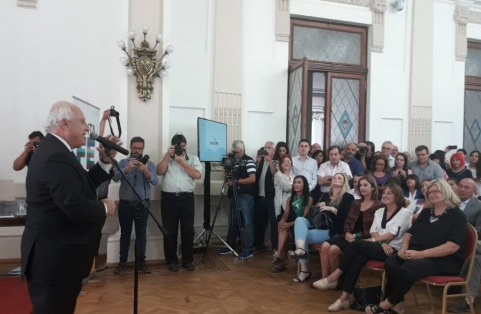 Lifschitz quiere que la paridad de género se refleje en la reforma de la Constitución