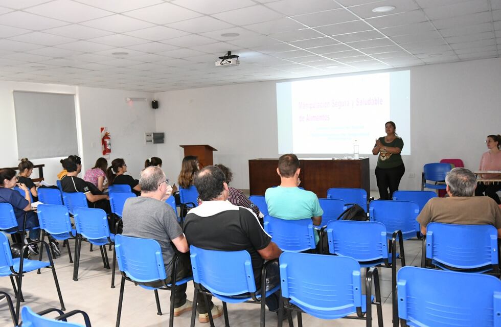 Continúan capacitando en establecimientos educativos sobre el manejo de alimentos