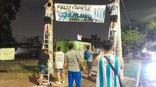 Córdoba amaneció llena de afiches por los 99 años de Racing. (La Voz)