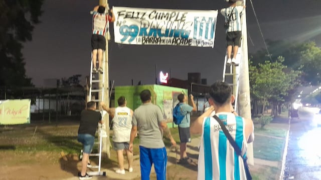 Córdoba amaneció llena de afiches por los 99 años de Racing. (La Voz)