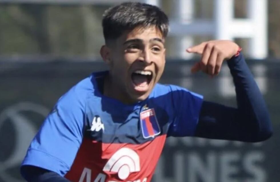 Video: el golazo de mitad de cancha del sobrino de Riquelme a River