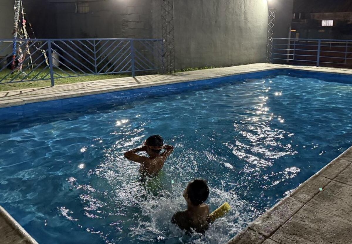 Un club ofrece una pileta nocturna en Córdoba.