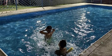 Un club ofrece una pileta nocturna en Córdoba.