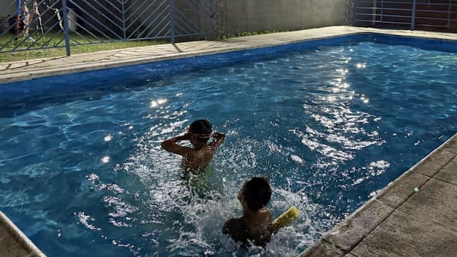 Un club ofrece una pileta nocturna en Córdoba.