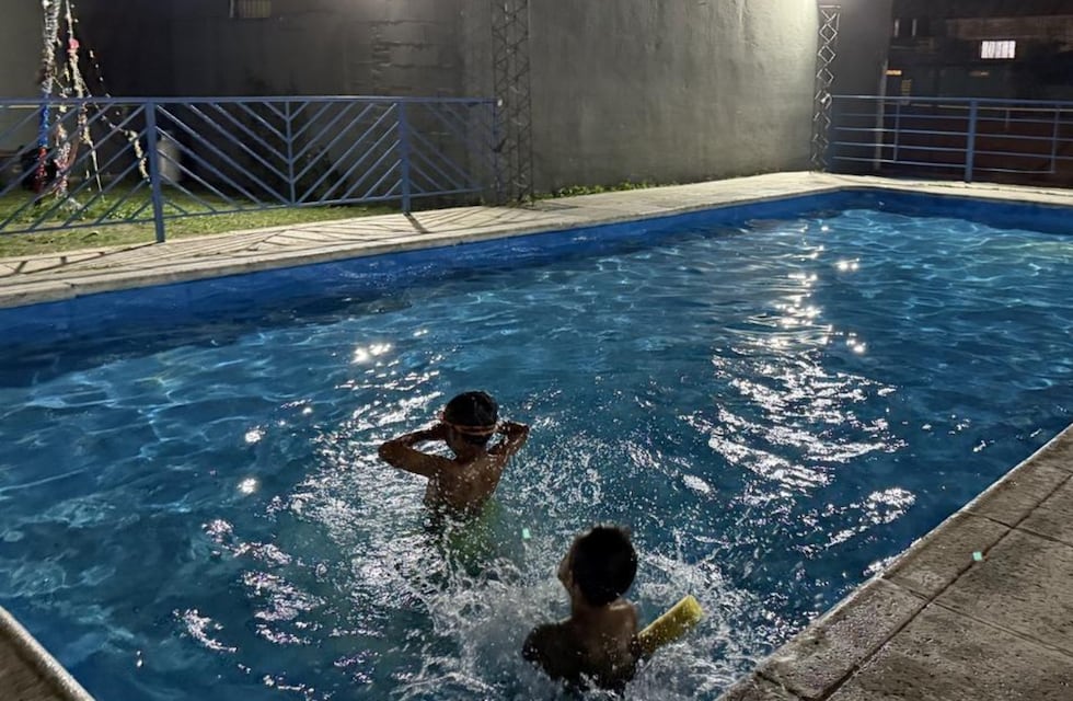 Nadar bajo las estrellas: cuál es el club de Córdoba que ofrece una pileta nocturna