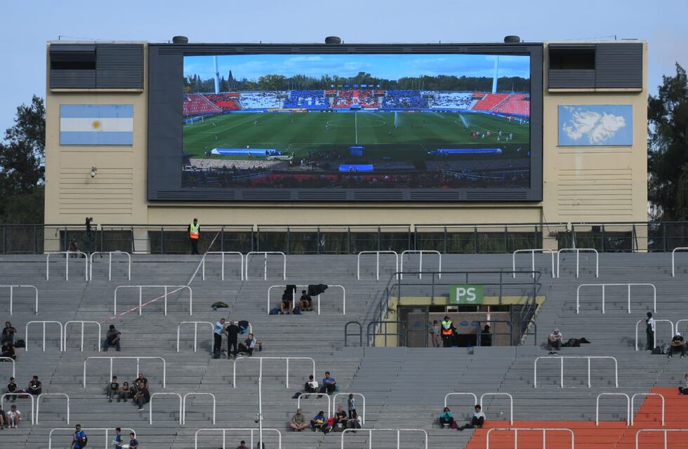 Tras la polémica, Rodolfo Suárez pidió que se destape la imagen de las Malvinas en el estadio mendocino