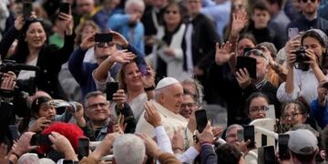 El papa Francisco deja la Plaza de San Pedro tras la ceremonia. (AP)