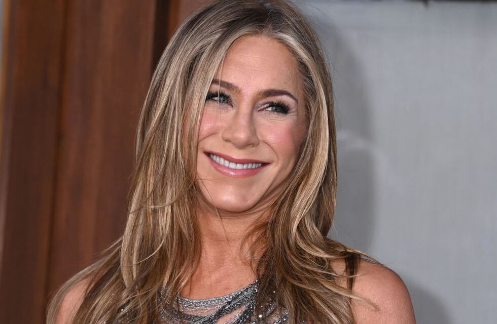 Elegancia y glamour: Jennifer Aniston dio cátedra de cómo llevar un vestido con sandalias
