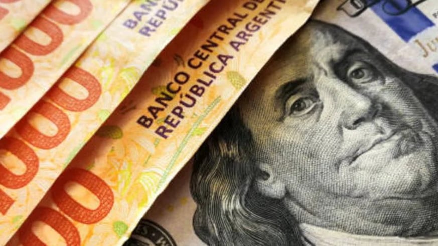 Bancos extranjeros de inversión esperan que haya una devaluación del peso argentino frente al dólar a fin de año.