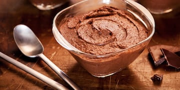 Mousse de chocolate con huevo duro.