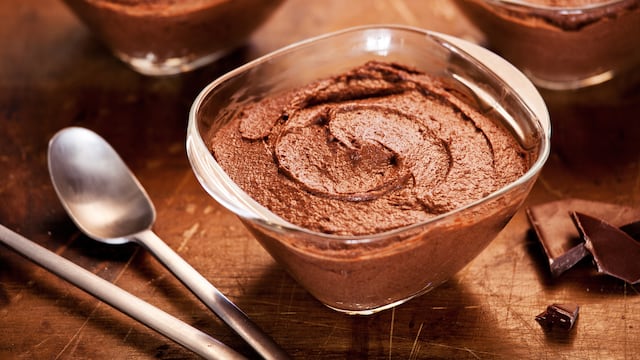 Mousse de chocolate con huevo duro.