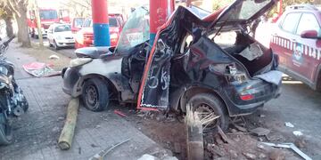 Siniestro. Chocaron contra un poste de cemento. (@JavierSassi)