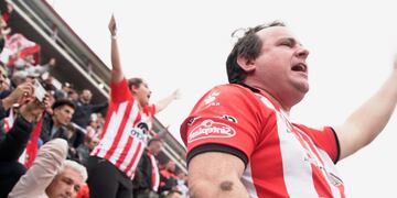 Hinchas de Instituto en el Monumental de Alta Córdoba en el partido ante Talleres. (La Voz)