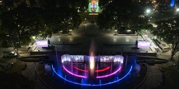 Hermosa vista aérea de la renovada fuente de la Plaza Independencia, con un moderno juego de agua y sonido. Gentileza Gobierno de Mendoza