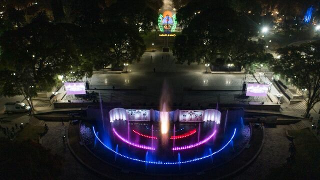 Hermosa vista aérea de la renovada fuente de la Plaza Independencia, con un moderno juego de agua y sonido. Gentileza Gobierno de Mendoza