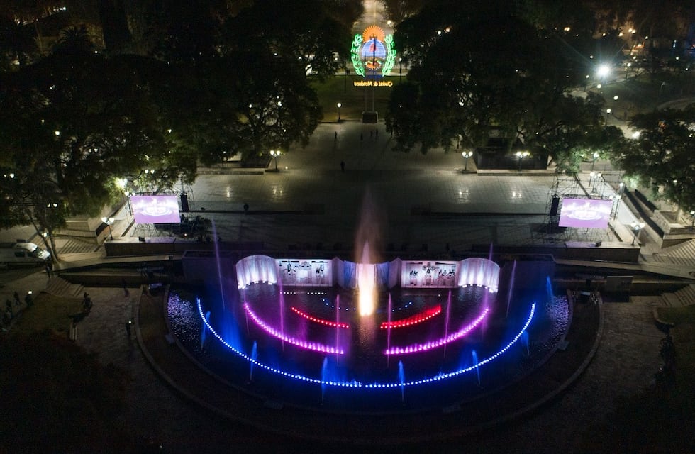 Suarez inauguró la renovada fuente de la Plaza Independencia