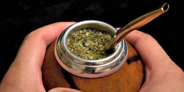 MATE. Aunque pueda resultar placentero, siempre implica un riesgo tomar bebidas al manejar (Foto Mundo Maipú).