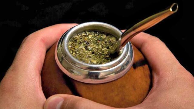 MATE. Aunque pueda resultar placentero, siempre implica un riesgo tomar bebidas al manejar (Foto Mundo Maipú).