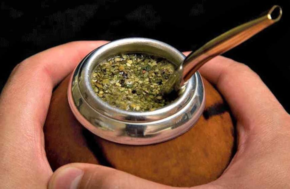 Ojo con el mate: en estas dos provincias te podrían multar por tomarlo manejando