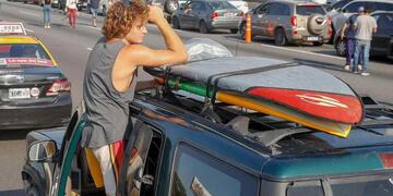 El surfer se hizo viral en los primeros días de la cuarentena estricta.