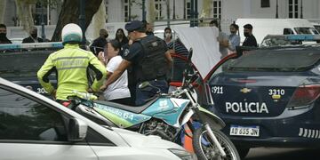 Murió una mujer en la Plaza Independencia. Orlando Pelichotti / Los Andes