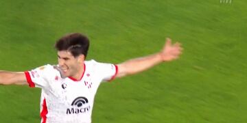 Gregorio Rodríguez festeja su gol, el tercero de Instituto ante Huracán