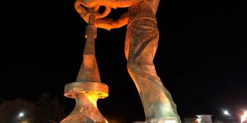 Fundación Leonas iluminan El Gorosito de color naranja para visibilizar y concientizar sobre el TDAH