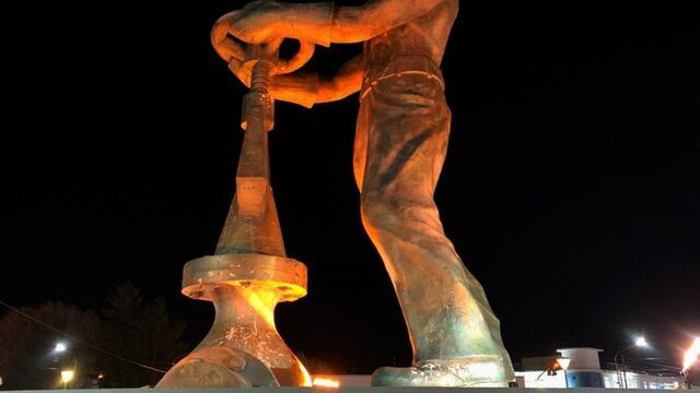Fundación Leonas iluminan El Gorosito de color naranja para visibilizar y concientizar sobre el TDAH
