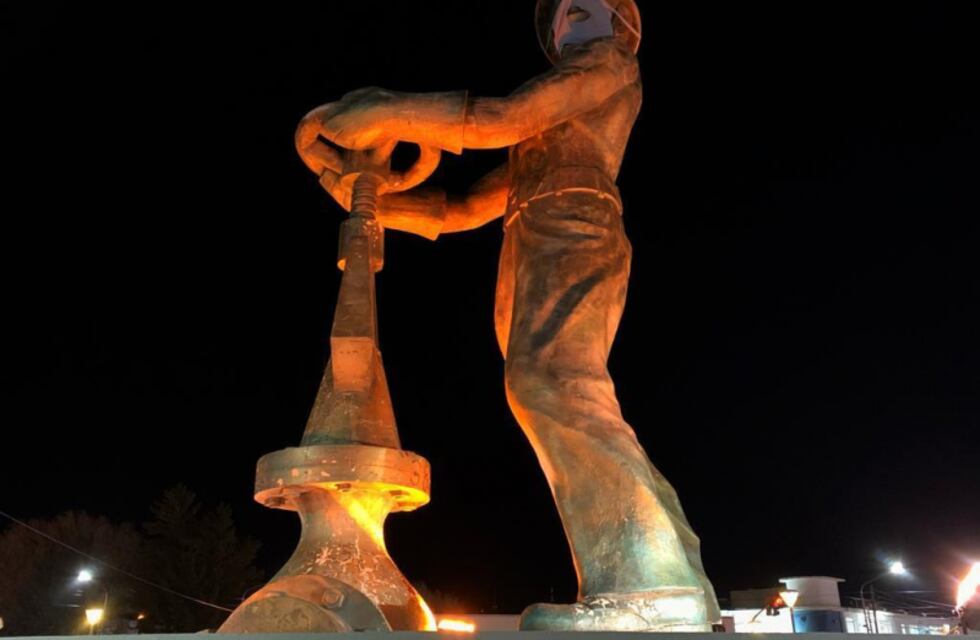 Fundación Leonas iluminan El Gorosito de color naranja para visibilizar y concientizar sobre el TDAH