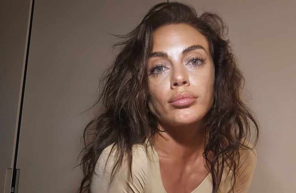 Emilia Attias se la jugó por un look total black con mucho escote y encaje: “Para ustedes”