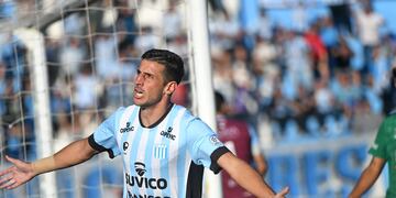 Pablo Chavarría abrió el camino de la goleada de Racing sobre Ferro.