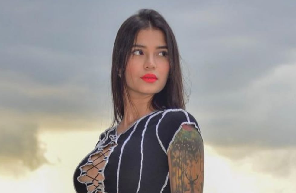 Jenn Muriel despertó suspiros en Instagram con un total black a espalda descubierta