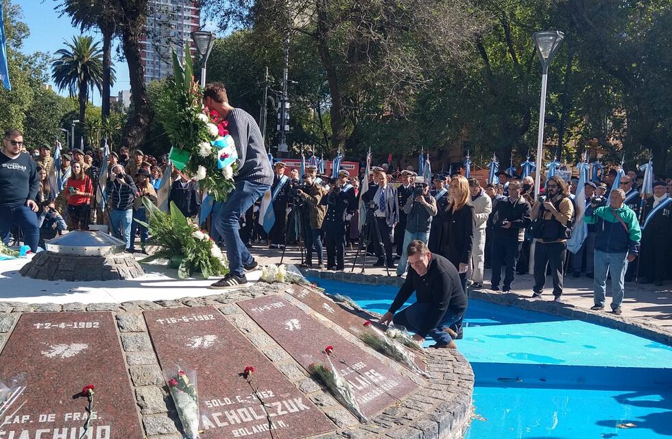 A 40 años de la Guerra, se llevó a cabo una emocionante conmemoración en el Monumento a los Caídos