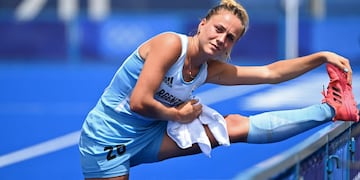 Julieta Jankunas estirando después del partido que Las Leonas le ganaron a Alemania por 3-0 y acceder a semifinales. (Charly Triballeau/AFP)
