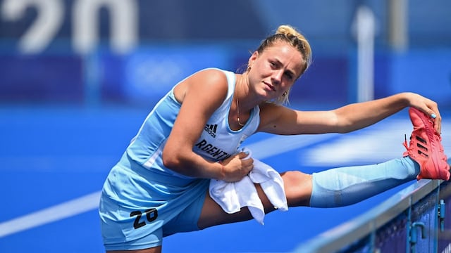 Julieta Jankunas estirando después del partido que Las Leonas le ganaron a Alemania por 3-0 y acceder a semifinales. (Charly Triballeau/AFP)
