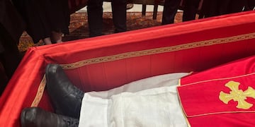 La sencillez del papa Francisco reflejada en sus zapatos.