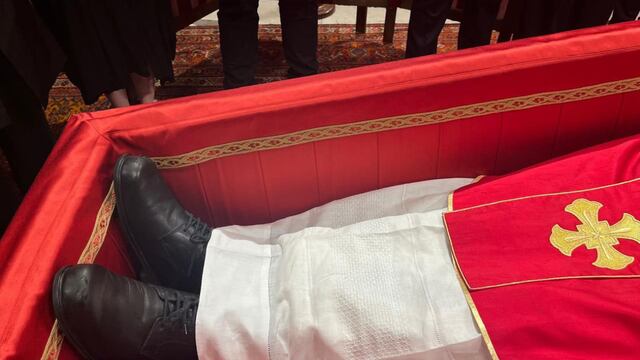 La sencillez del papa Francisco reflejada en sus zapatos.