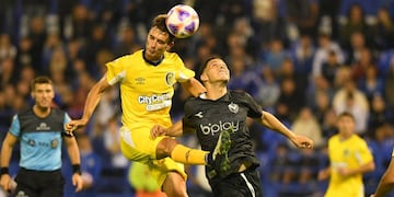 Juan Cruz Komar se mantuvo como titular en la formación auriazul.