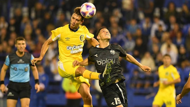 Juan Cruz Komar se mantuvo como titular en la formación auriazul.