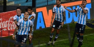 En el último minuto del tiempo de descuento, Racing Club, con un penal inexistente le ganó por 1-0 a Independiente. / Gentileza.
