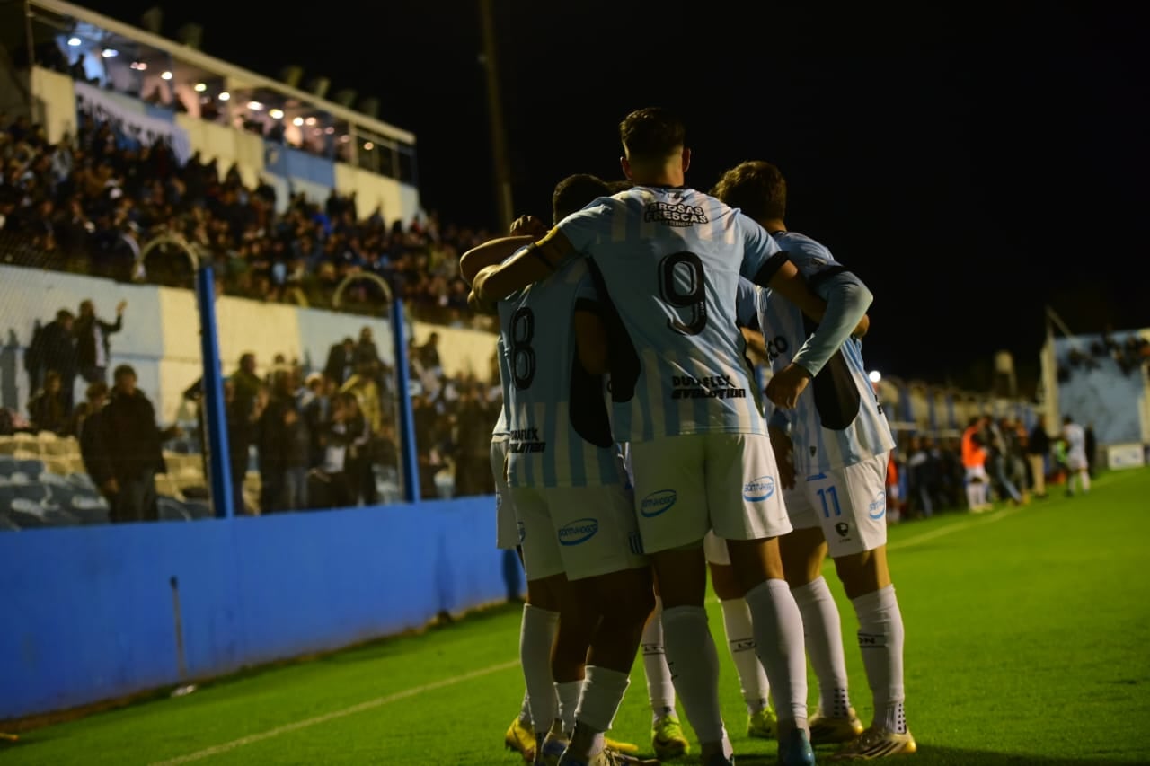 Julián Vignolo, delantero de Racing, festejando su gol ante Quilmes. (Javier Ferreyra / La Voz)