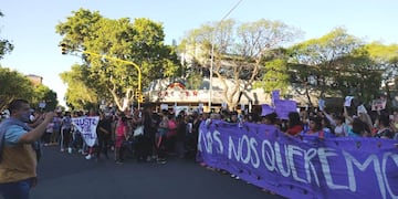 Nutrida marcharon por el centro de San Rafael pidiendo que el asesinato de Natalia Tagua no quede impune. Foto gentileza Evangelina Olmos.