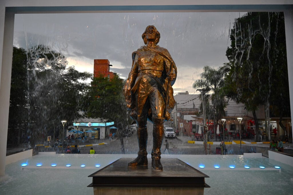 En San Salvador de Jujuy existe una estatua de la teniente coronel Juana Azurduy.