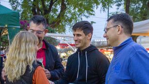 Bottero, Viotti y Mársico, hablando con vecinos