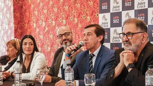 Brenda Carabajal y Ramiro Tejeda escuchan al gobernador Carlos Sadir, en la presentación de la lista de candidatos a concejales del frente Jujuy Crece.