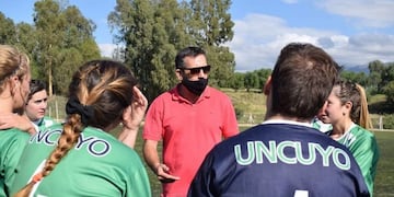 Fernando Martin junto al equipo femenino de fútbol de la UNCuyo.