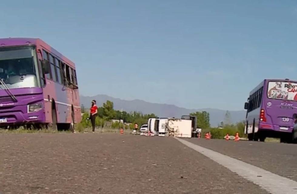 Volcó un camión tras chocar con un ómnibus en Rodeo del Medio