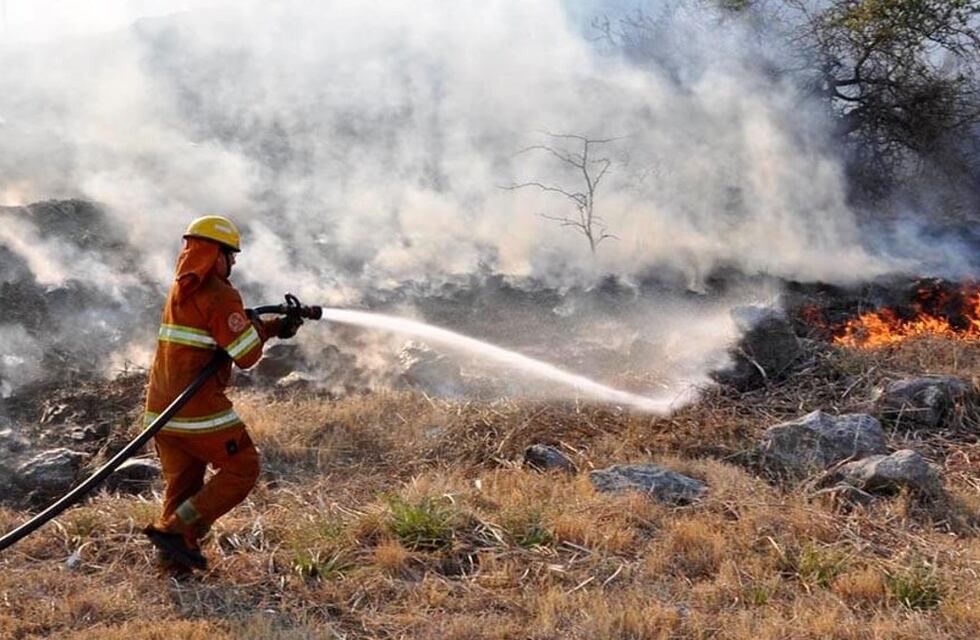 Incendios forestales en Córdoba: Bomberos controlaron los focos de Alta Gracia, La Calera y La Granja