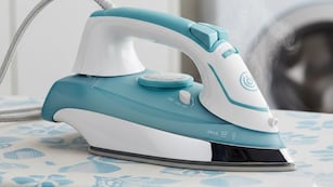 Cómo dejar como nueva la plancha con un truco de limpieza casero, rápido y efectivo