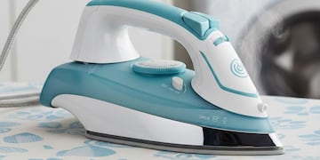 Cómo dejar como nueva la plancha con un truco de limpieza casero, rápido y efectivo